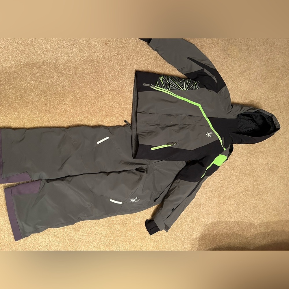 Spyder kids jacket and pants only like new condition it was only used a weekend.